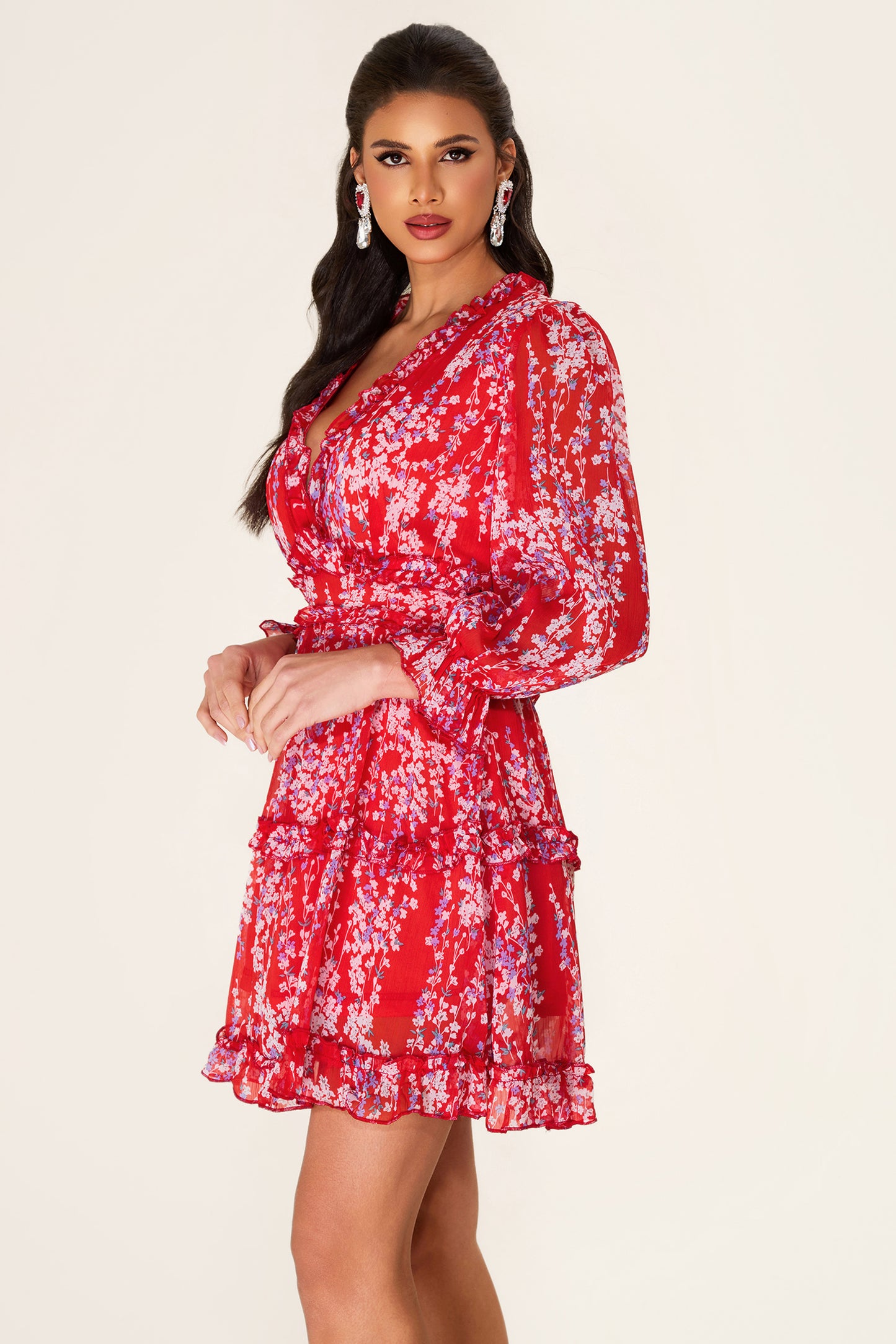 Minivestido con volantes florales y aberturas 