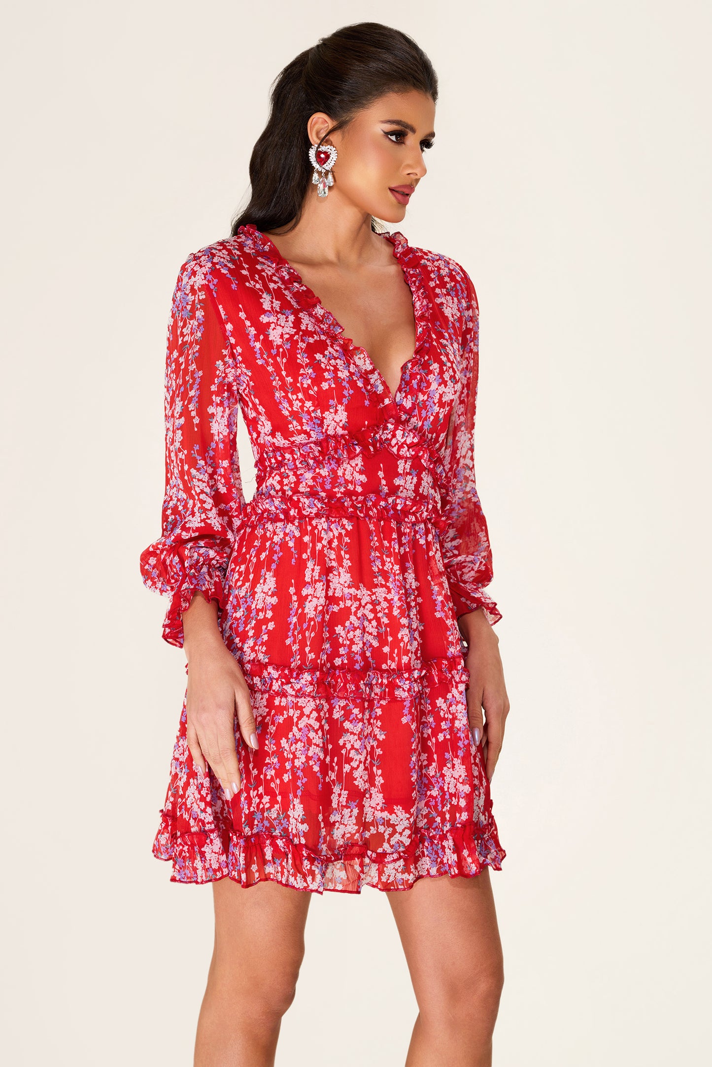 Minivestido con volantes florales y aberturas 