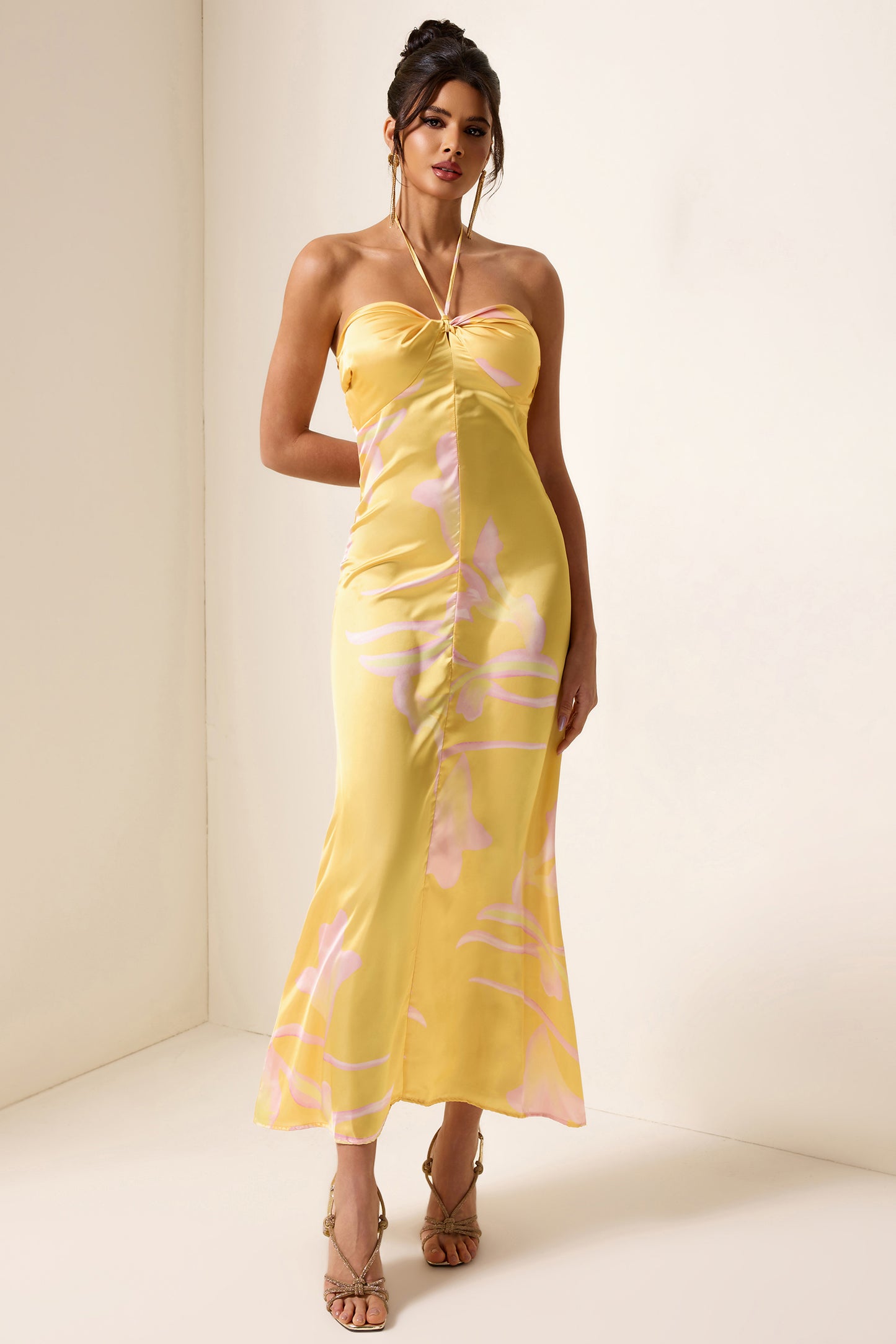 Vestido midi de satén con cuello halter y estampado floral 