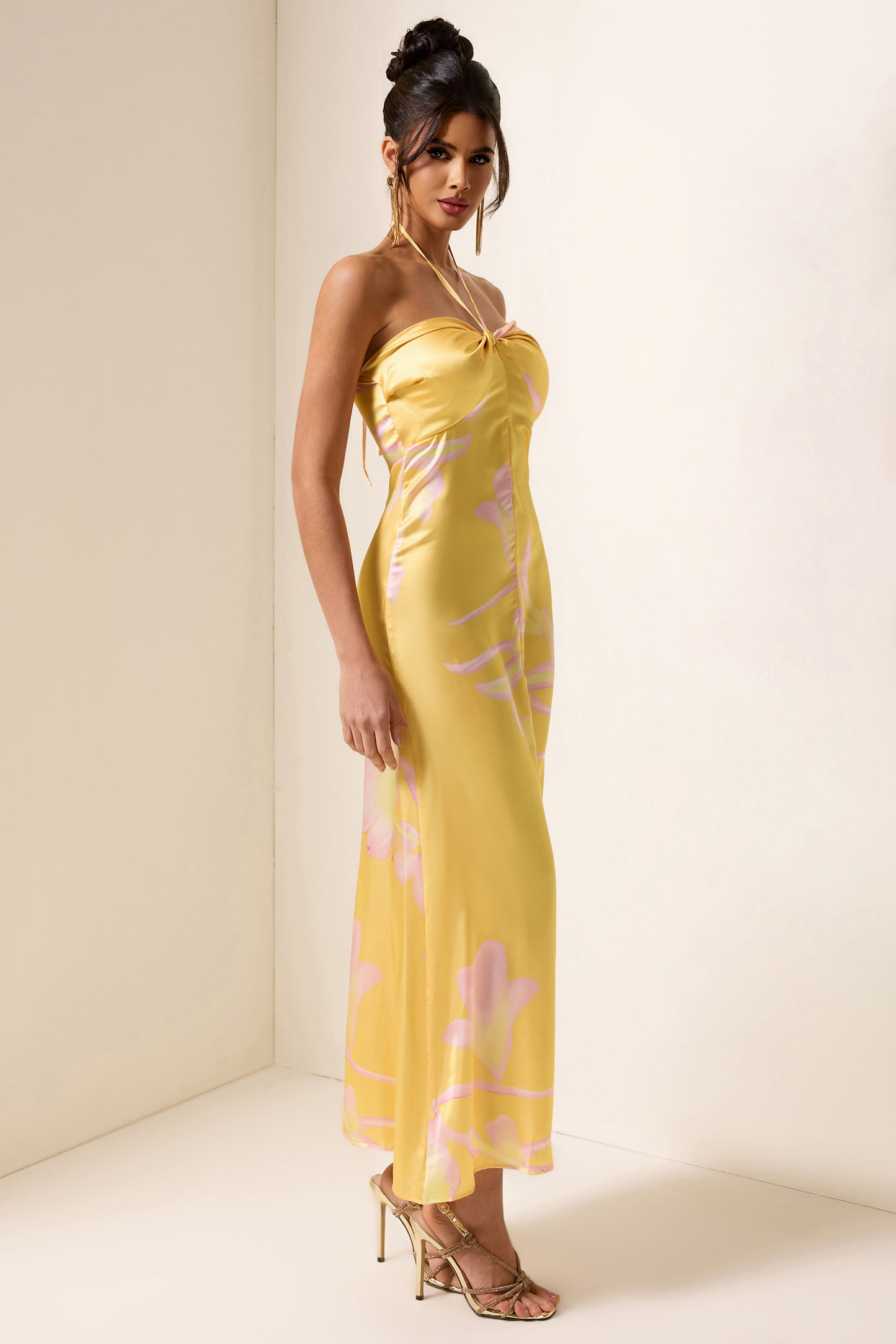 Vestido midi de satén con cuello halter y estampado floral 