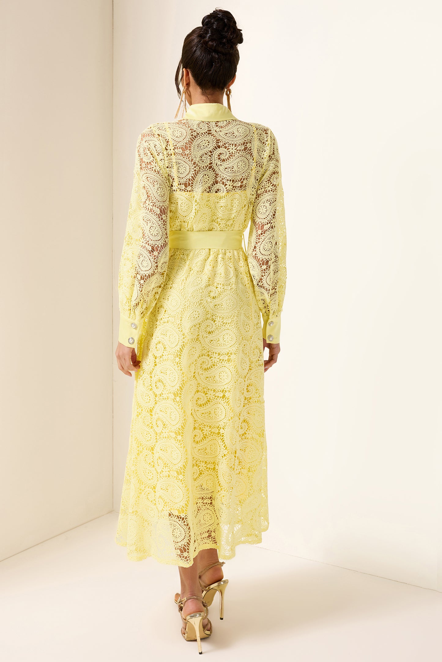 Vestido midi con bolsillo bordado liso 