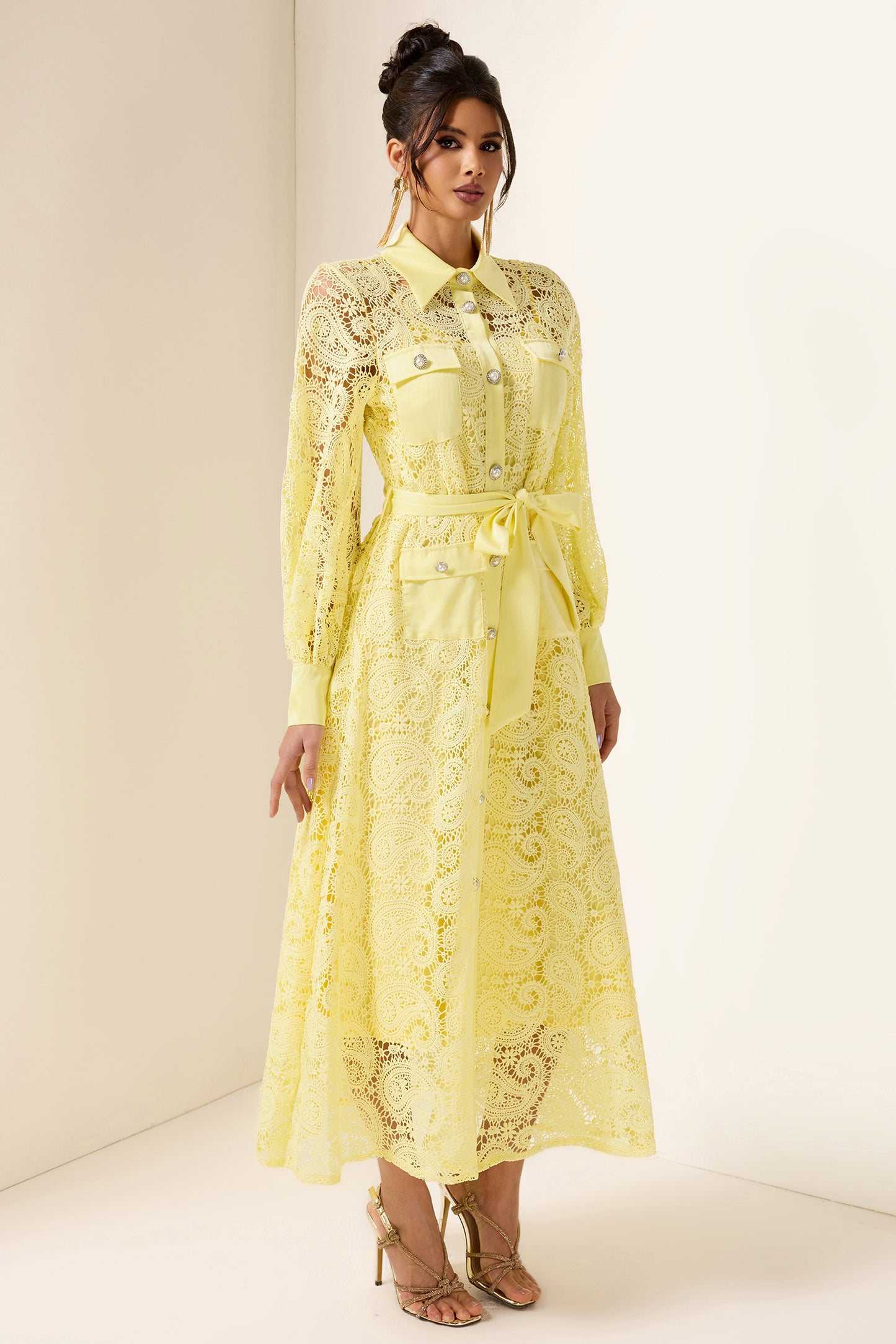 Vestido midi con bolsillo bordado liso 