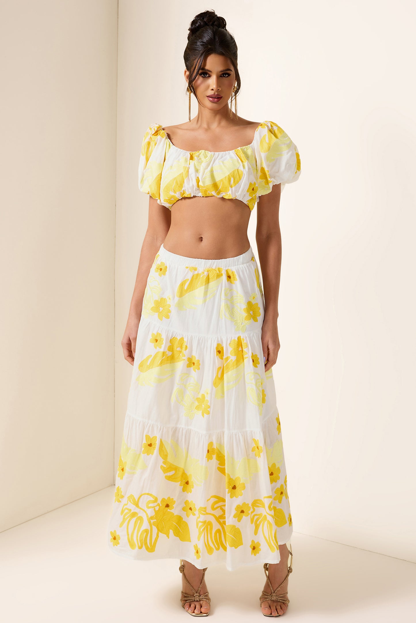 Conjunto de top bordado con hombros descubiertos y vestido midi de cintura alta 