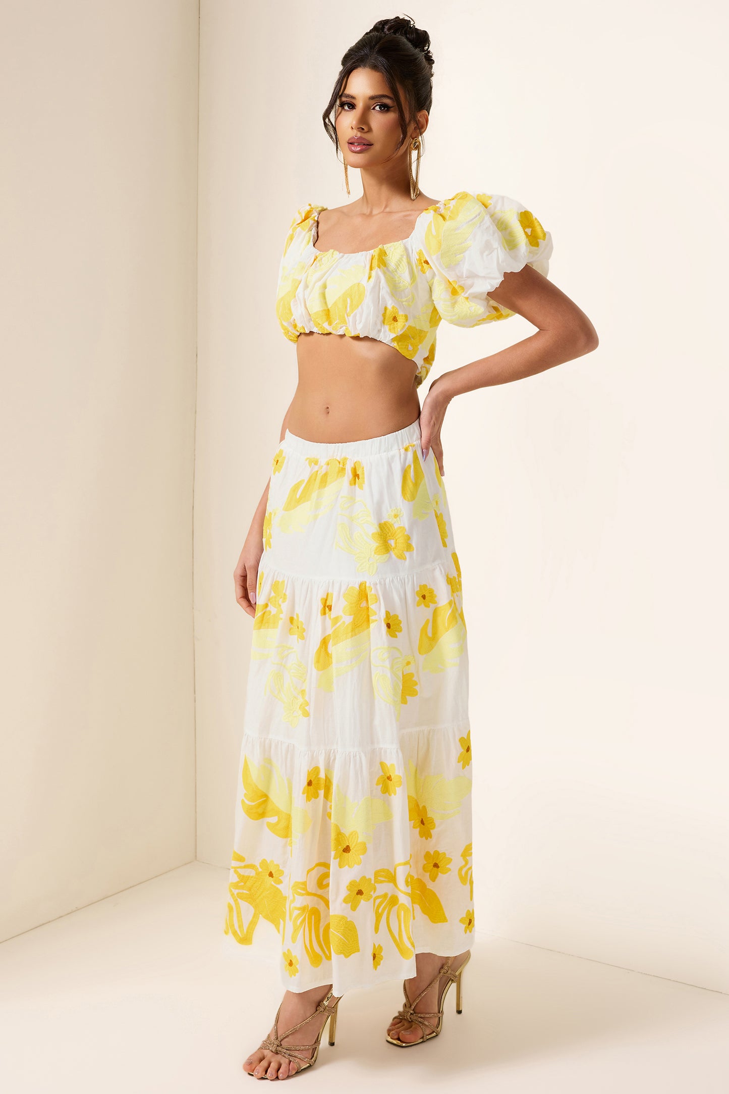 Conjunto de top bordado con hombros descubiertos y vestido midi de cintura alta 