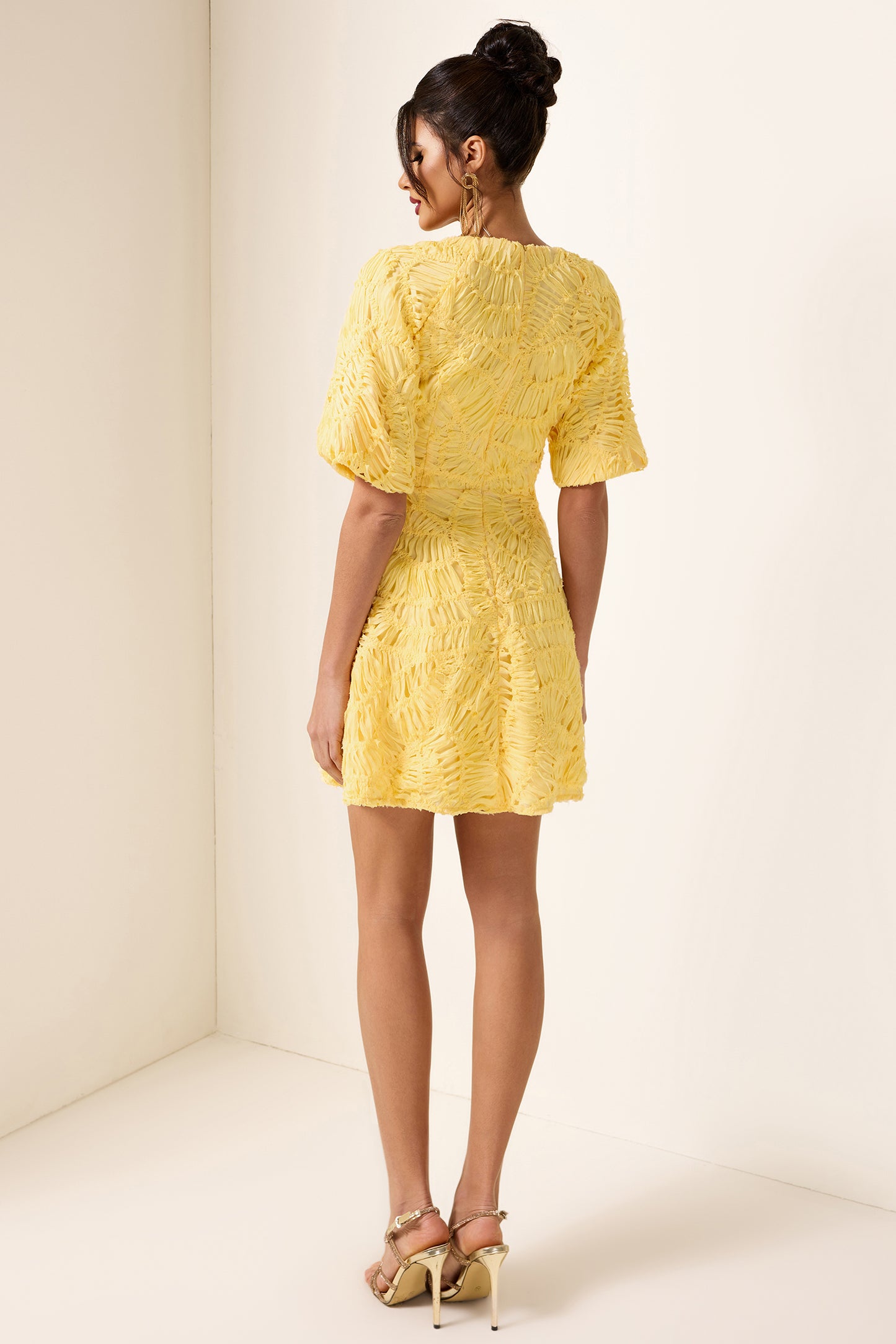 Minivestido con escote en V y mangas abullonadas 