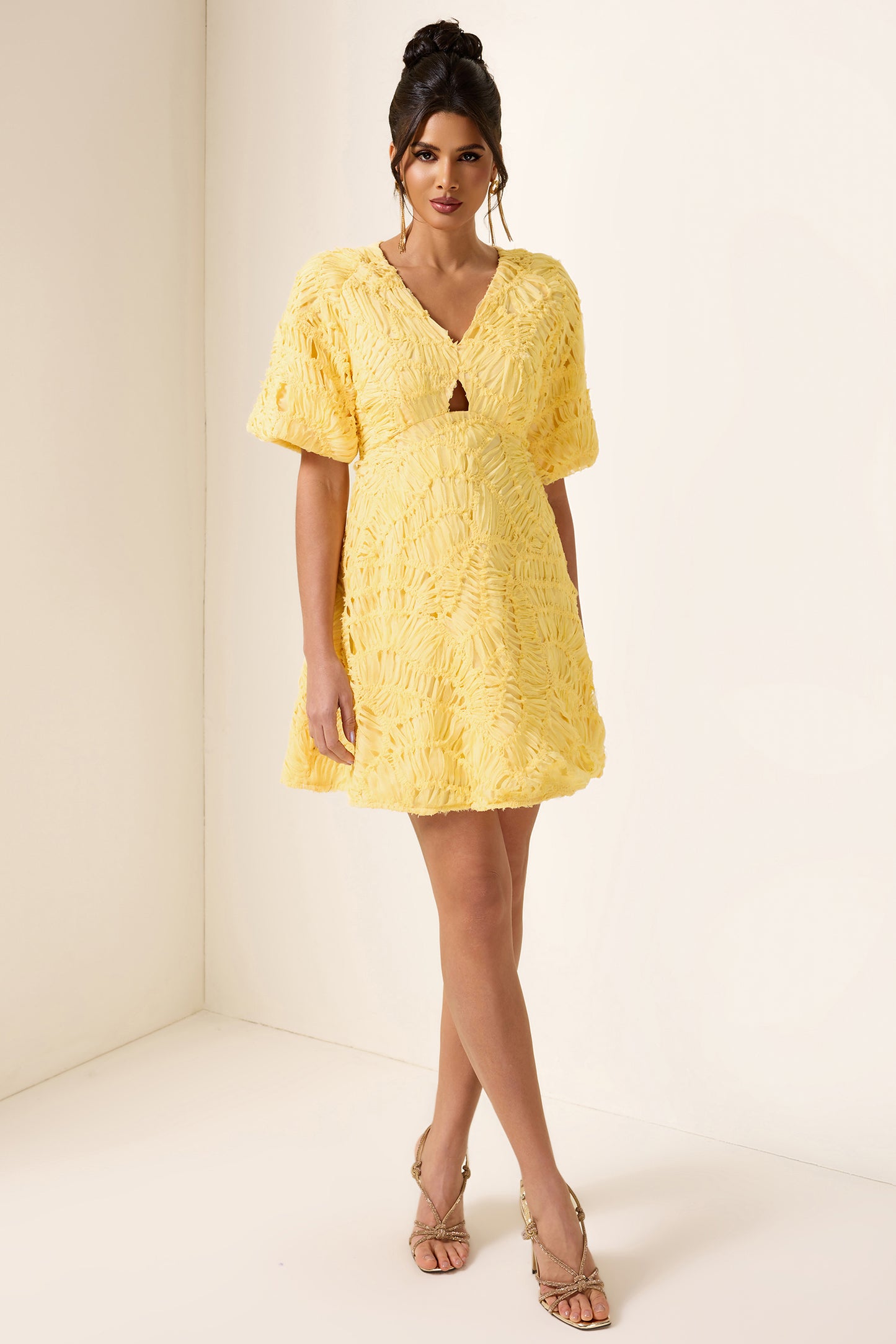 Minivestido con escote en V y mangas abullonadas 