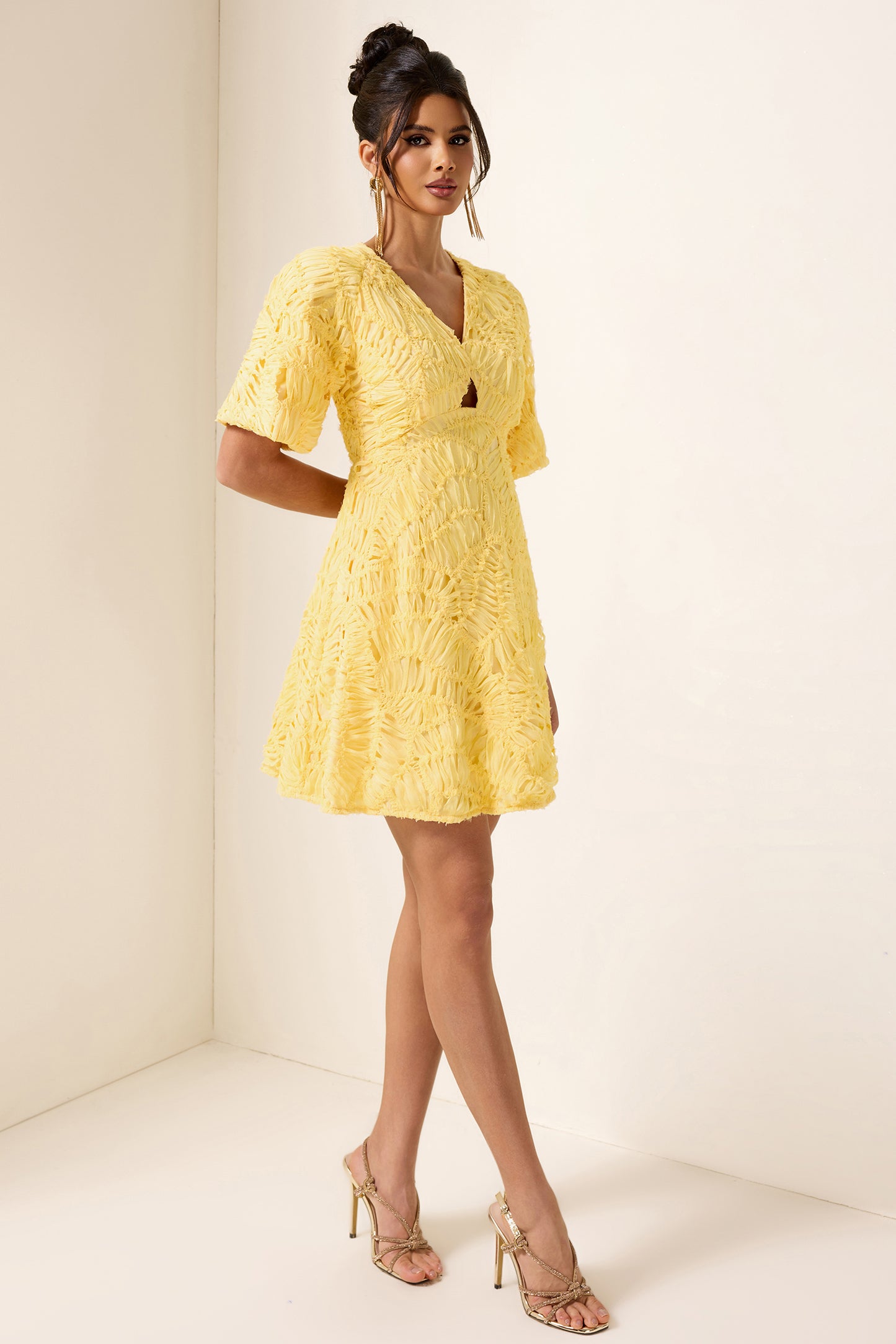 Minivestido con escote en V y mangas abullonadas 