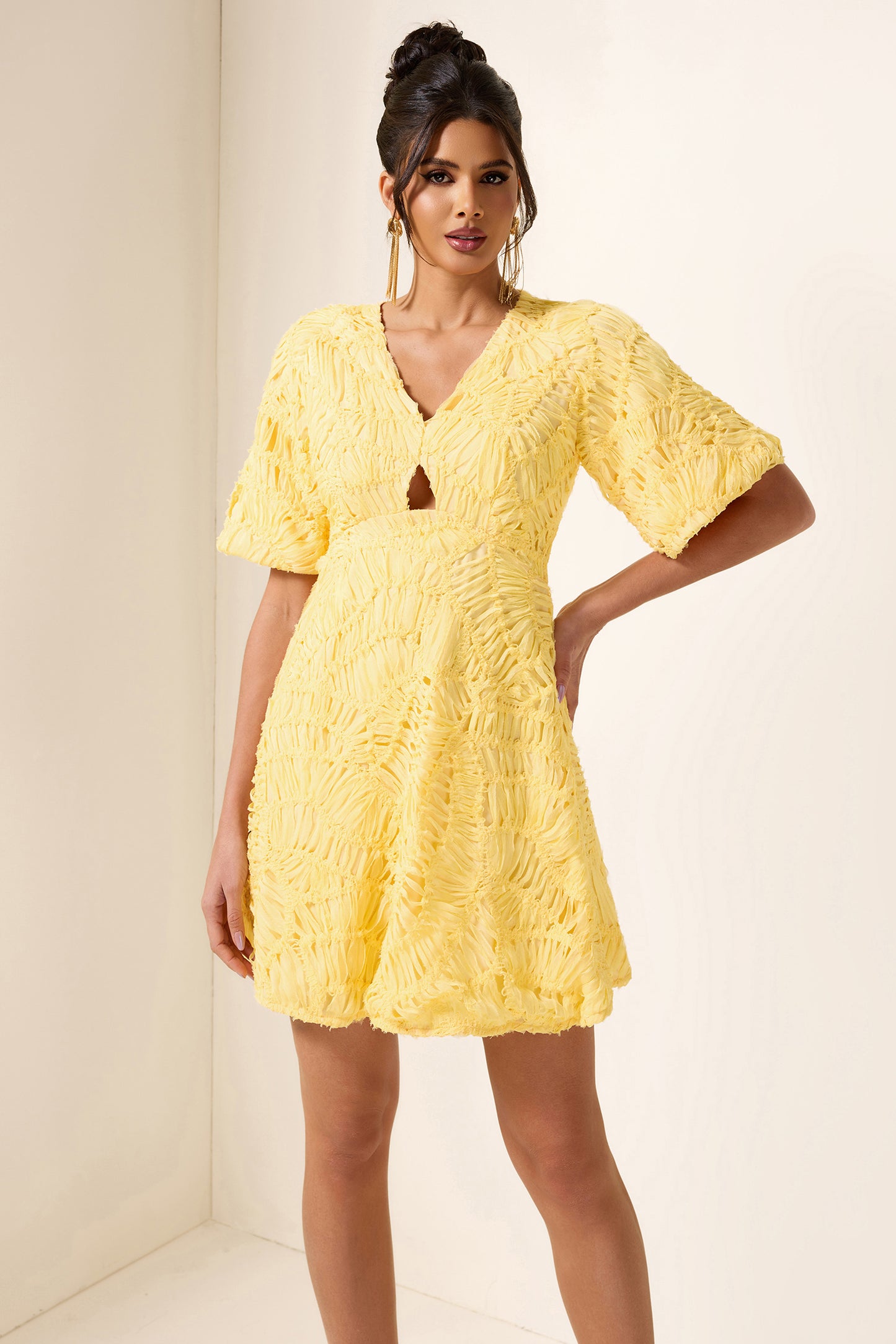 Minivestido con escote en V y mangas abullonadas 