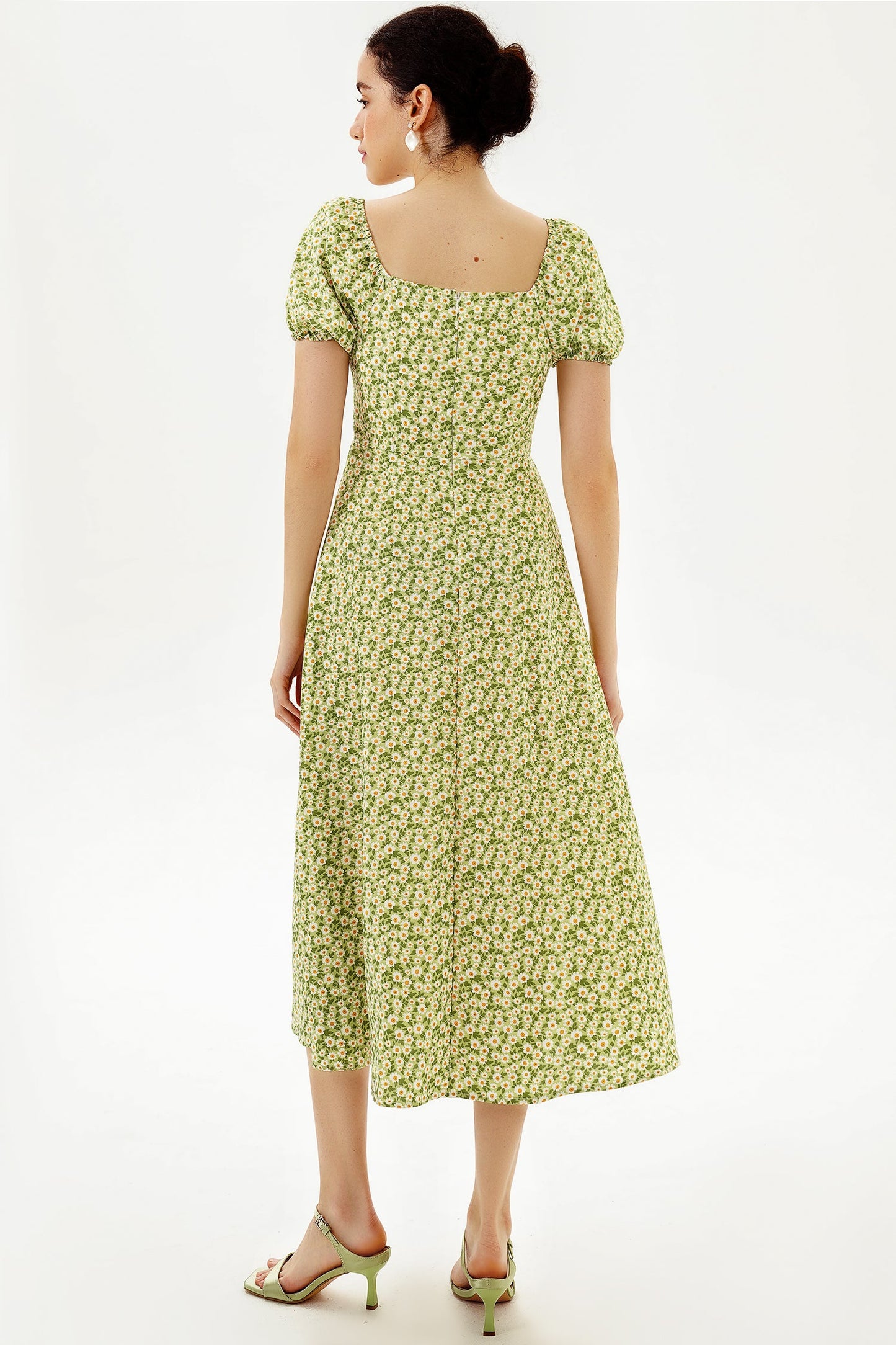 Vestido midi con mangas abullonadas y abertura floral 