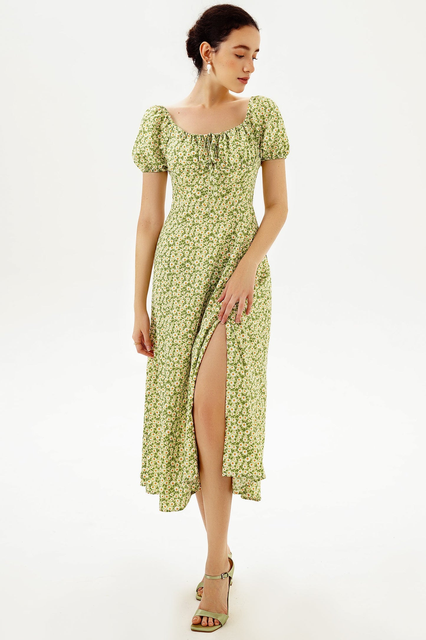 Vestido midi con mangas abullonadas y abertura floral 