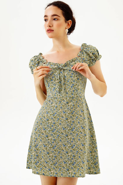 Vestido mini floral de manga corta con cuello en U 