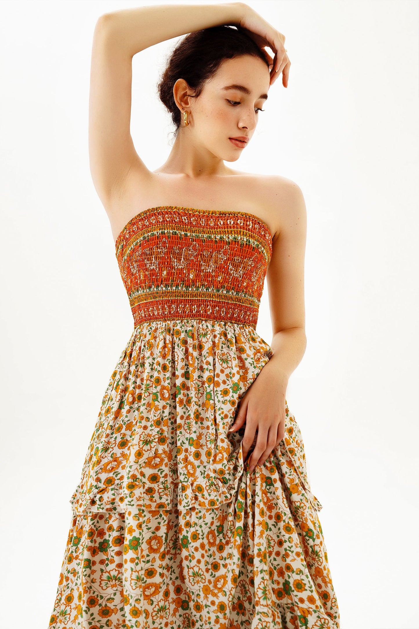 Vestido midi elástico con fruncido y top de tubo floral 