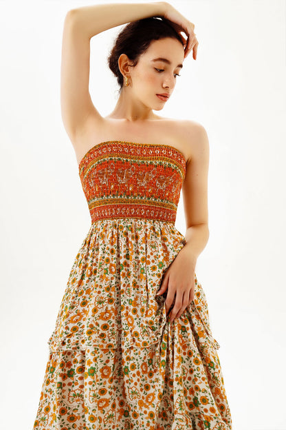 Vestido midi elástico con fruncido y top de tubo floral 