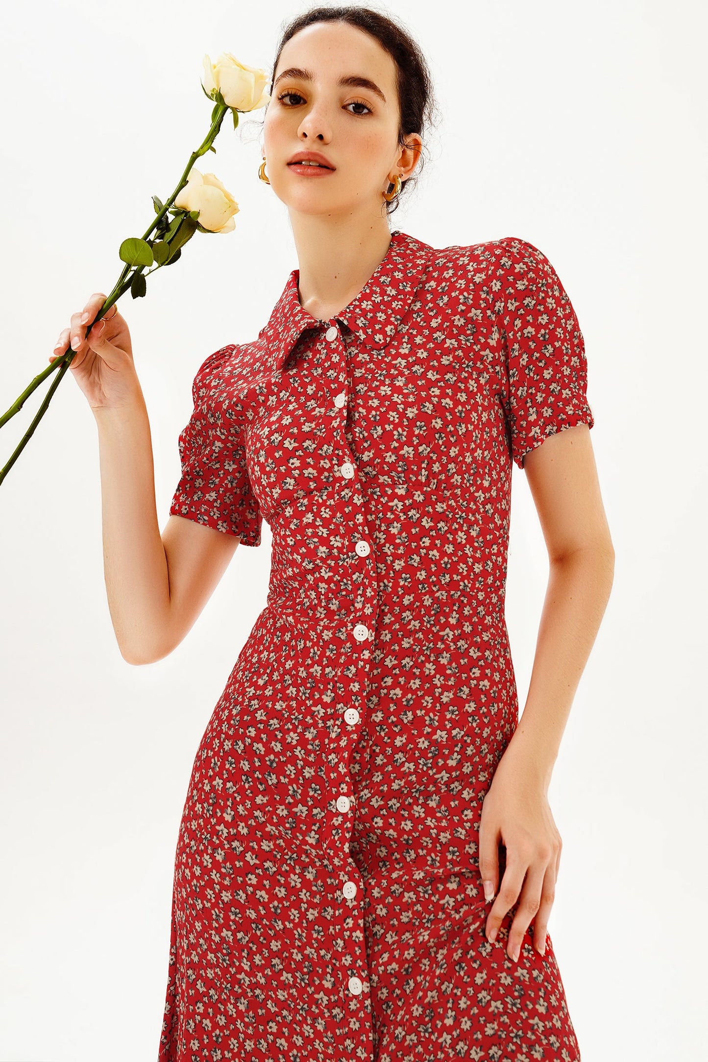 Vestido midi floral con solapa, mangas abullonadas y botones 