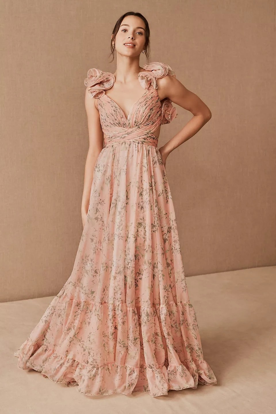 Vestido largo floral con escote en V, abertura en la espalda y bajo con volantes, color rosa 