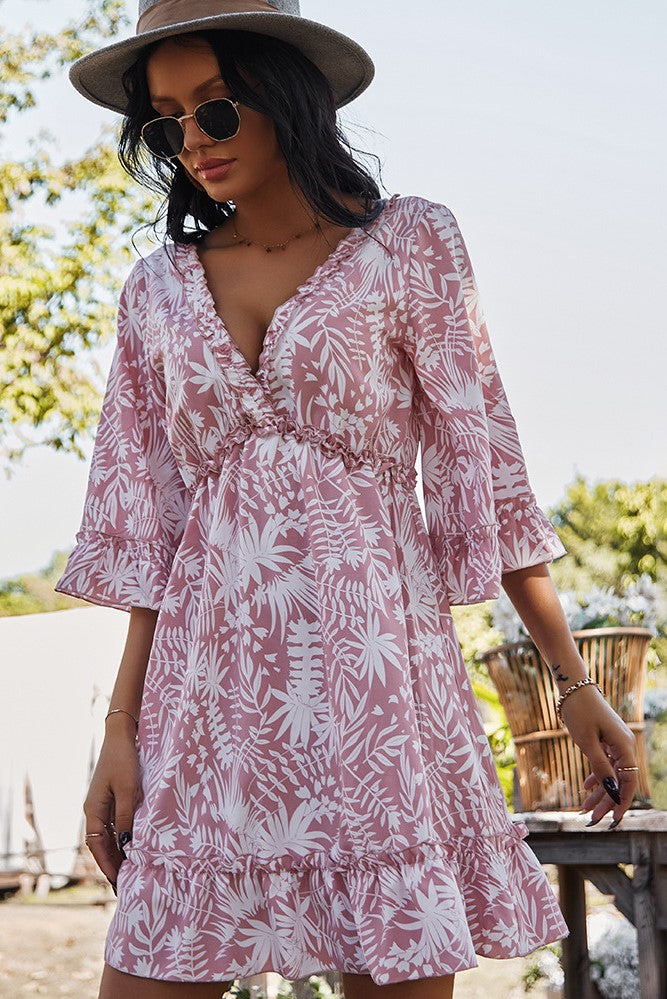 Vestido mini floral con escote en V, manga media, espalda descubierta, cordones y bajo con volantes 