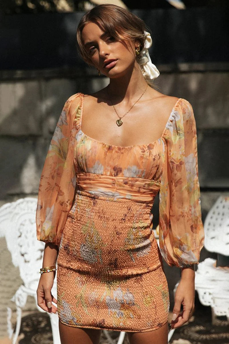 Vestido mini con encaje, espalda descubierta y mangas farol con flores 