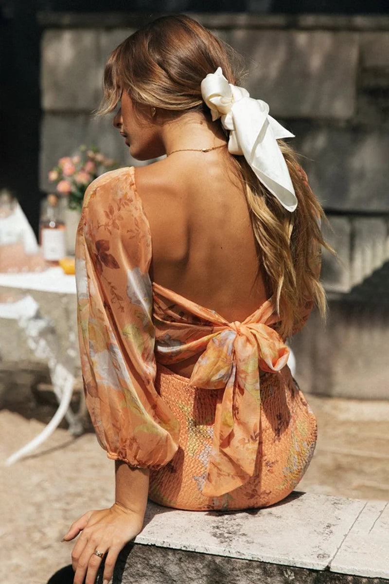 Vestido mini con encaje, espalda descubierta y mangas farol con flores 