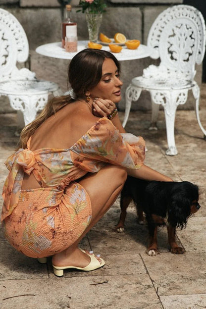 Vestido mini con encaje, espalda descubierta y mangas farol con flores 