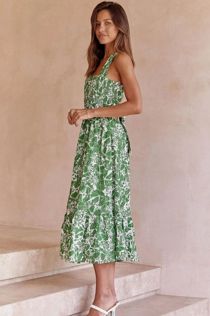 Vestido verde de tirantes finos con volantes y encaje floral 