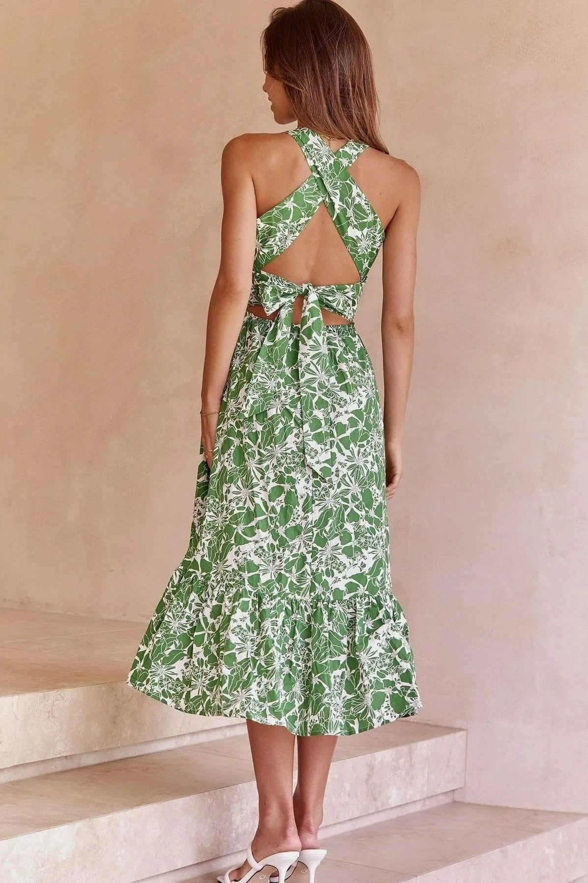 Vestido verde de tirantes finos con volantes y encaje floral 