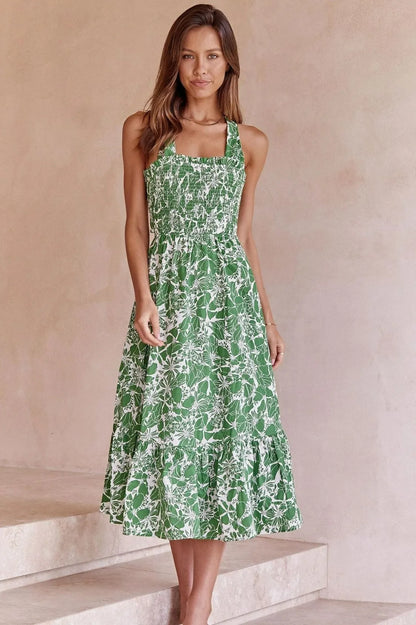 Vestido verde de tirantes finos con volantes y encaje floral 