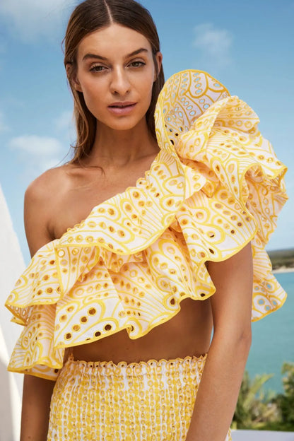 Conjunto de top de encaje con volantes escalonados de un solo hombro y vestido de cola de pez 