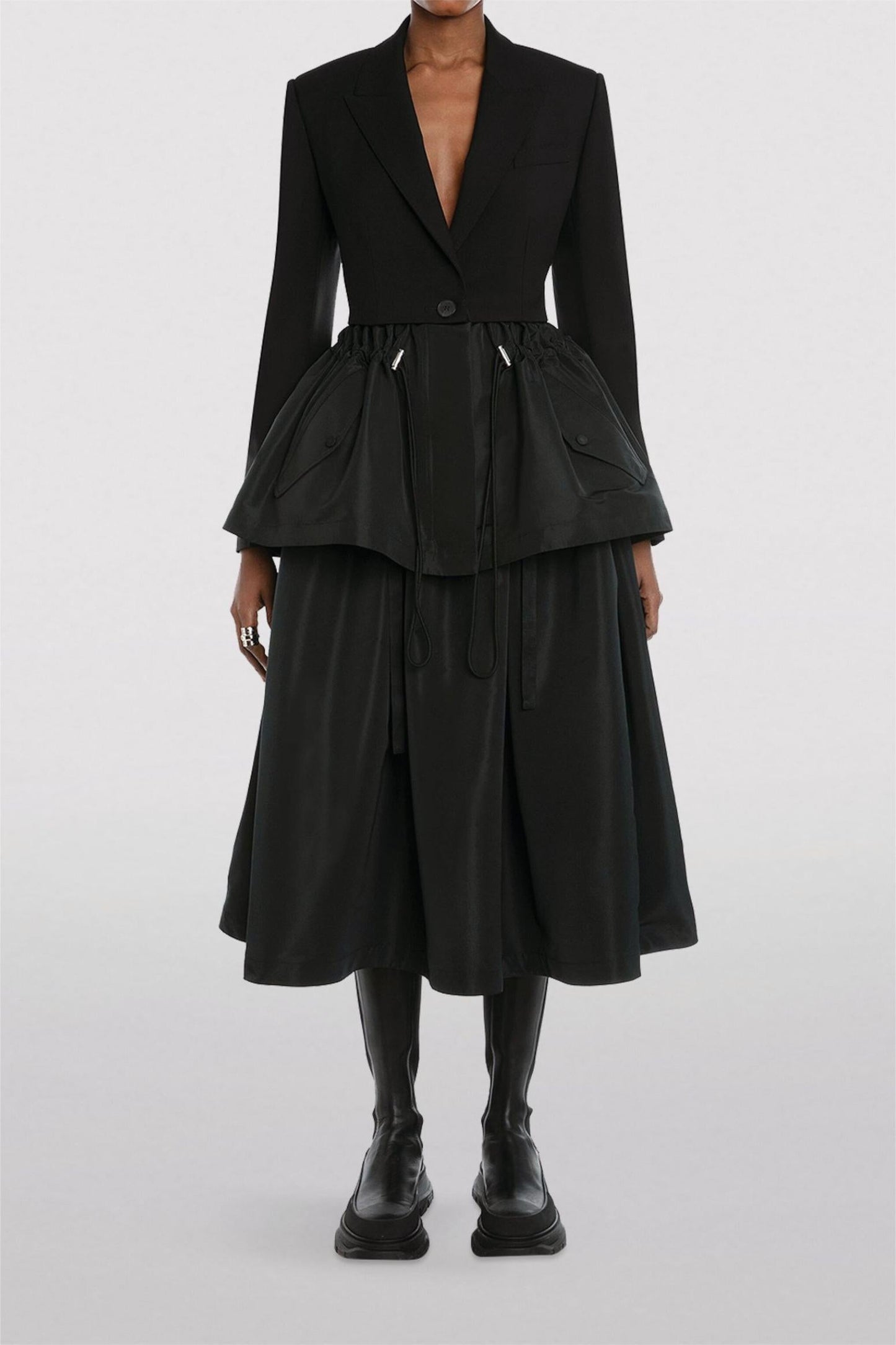 Blazer negro con dobladillo con volante y cordón 