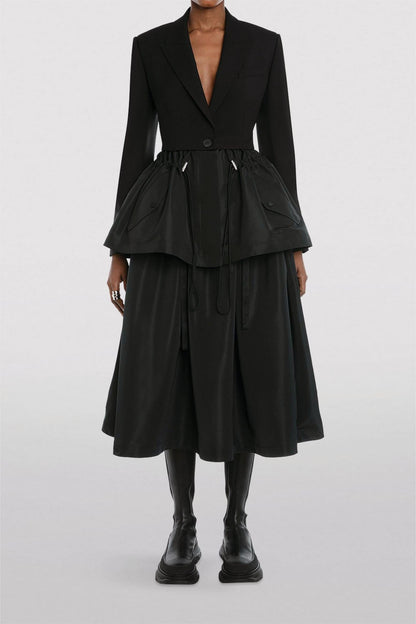 Blazer negro con dobladillo con volante y cordón 