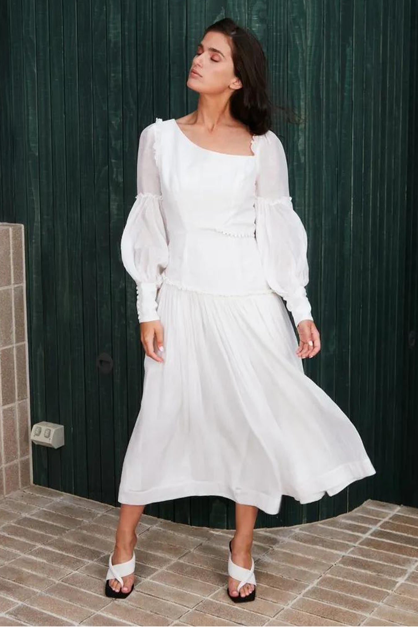 Vestido midi calado con cuello diagonal y mangas farol 