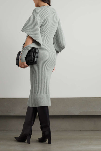 Vestido midi de punto con escote en V y manga larga con aberturas 