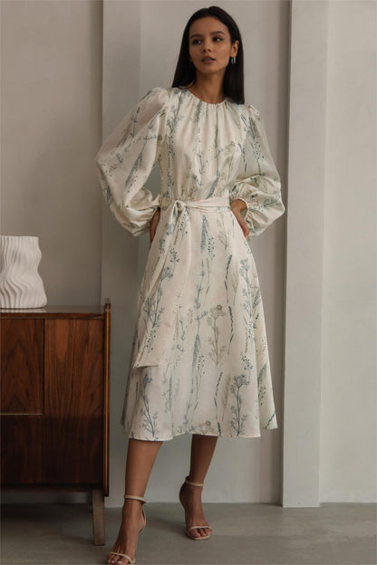 Vestido midi con cuello redondo, mangas farol y encaje floral 