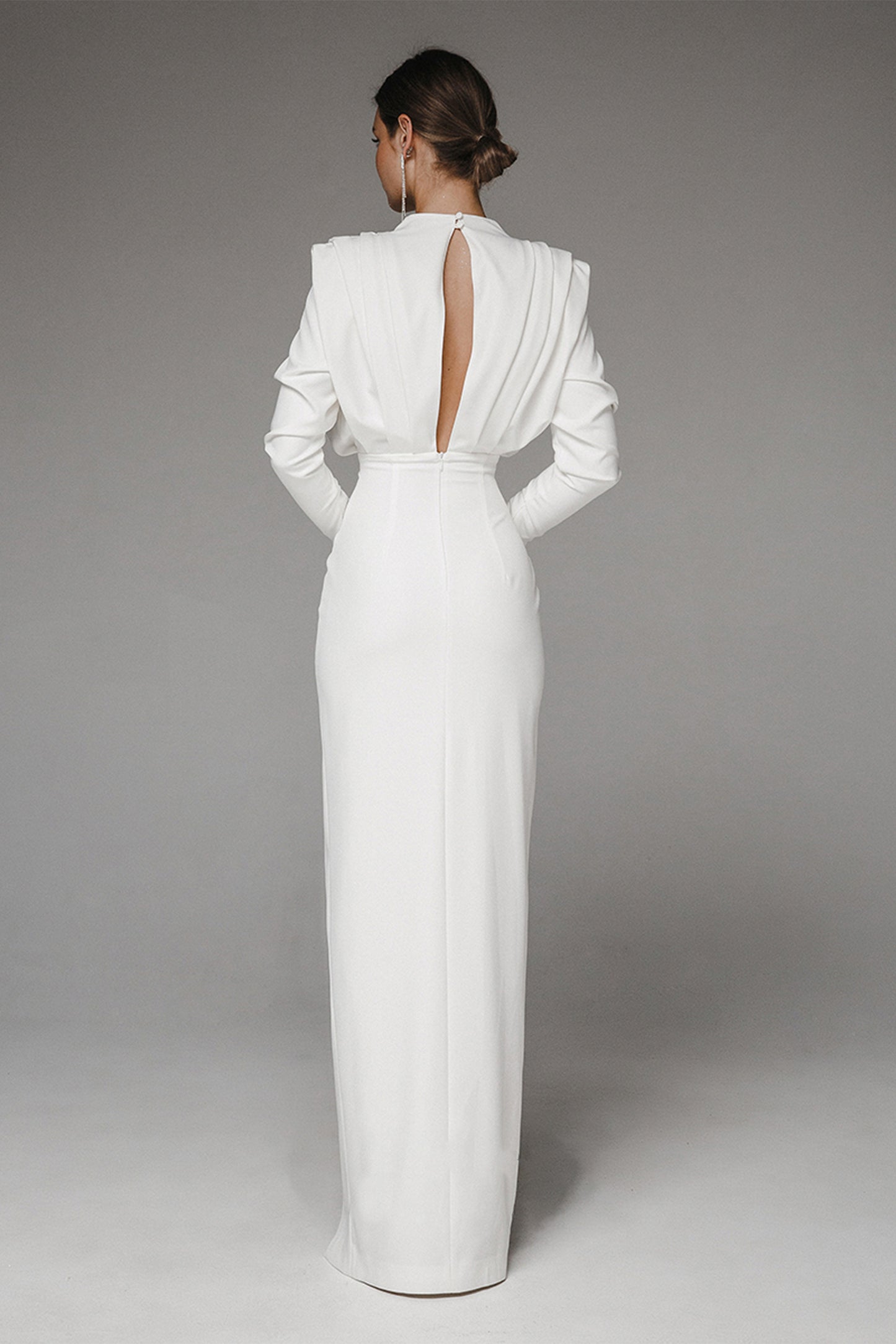 Vestido largo plisado con abertura en la cintura y manga larga con cuello alto 