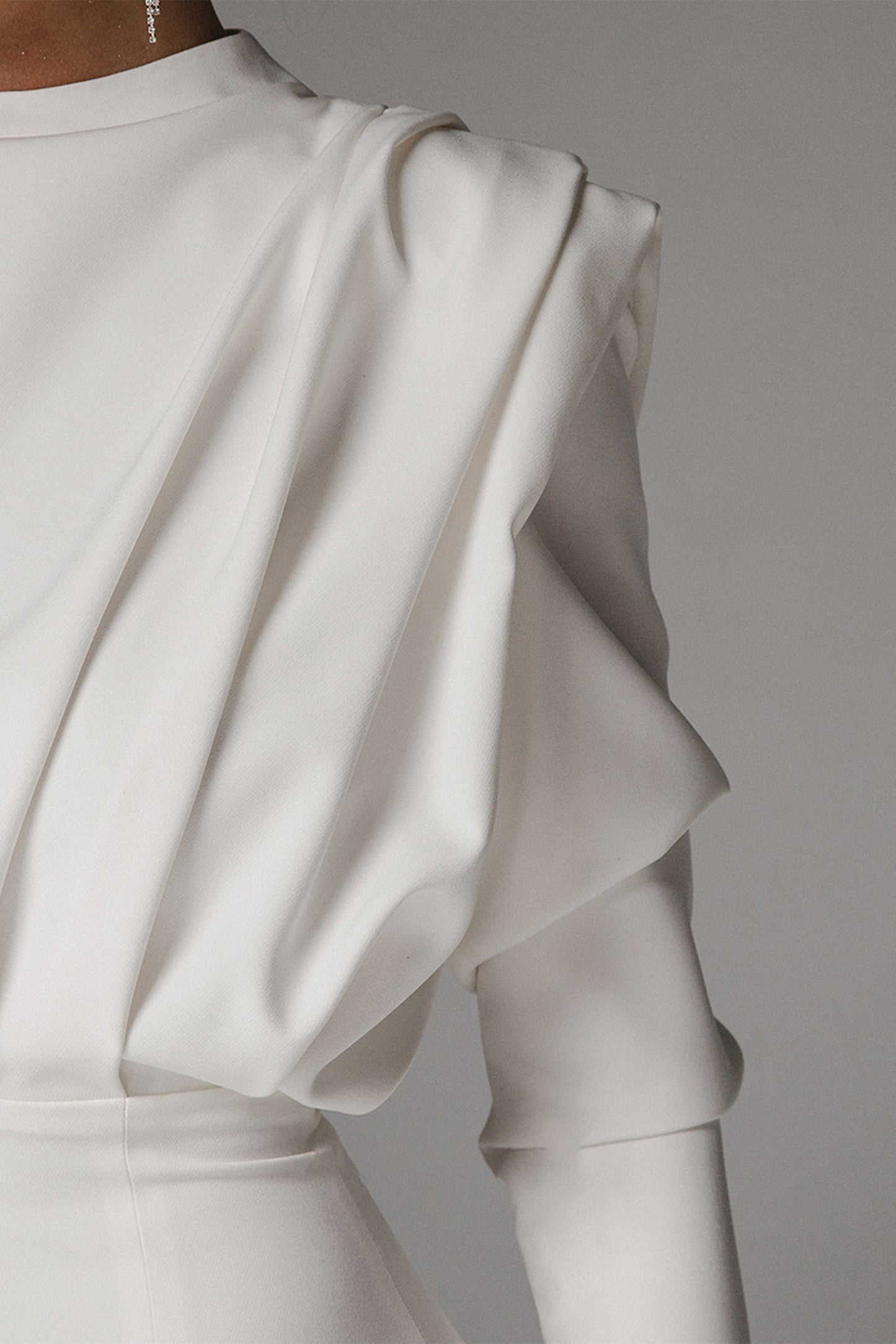 Vestido largo plisado con abertura en la cintura y manga larga con cuello alto 