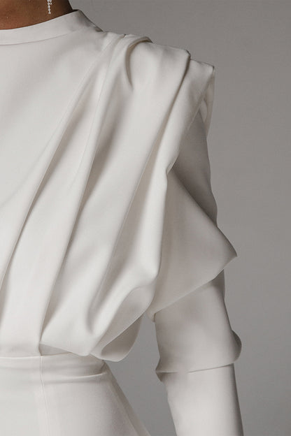 Vestido largo plisado con abertura en la cintura y manga larga con cuello alto 