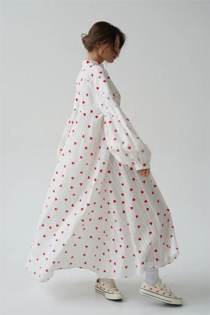 Vestido largo de manga larga con estampado de corazones 