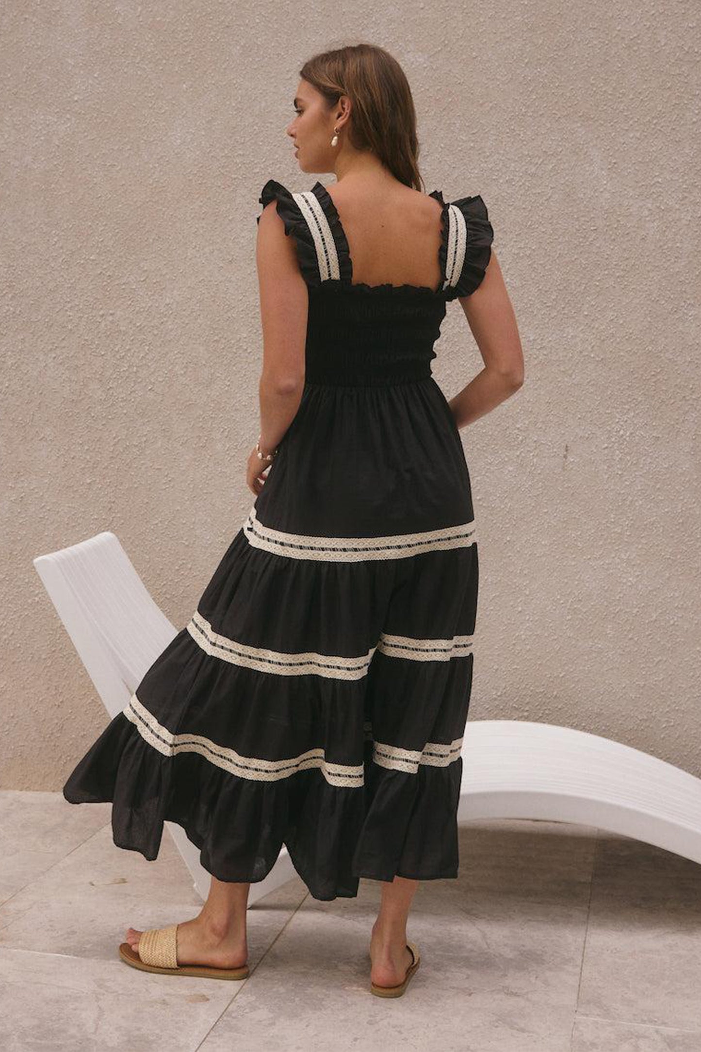 Vestido midi sin mangas con volantes y encaje fruncido 