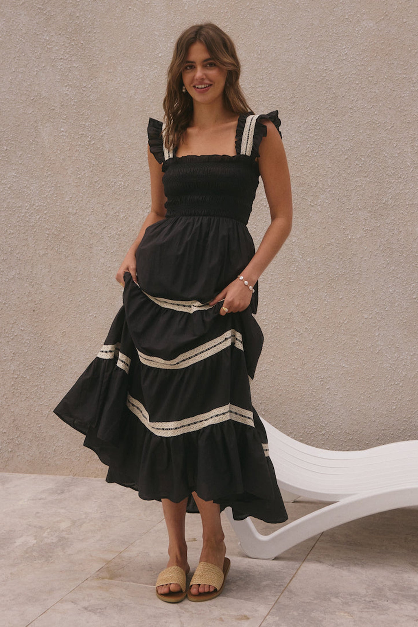 Vestido midi sin mangas con volantes y encaje fruncido 