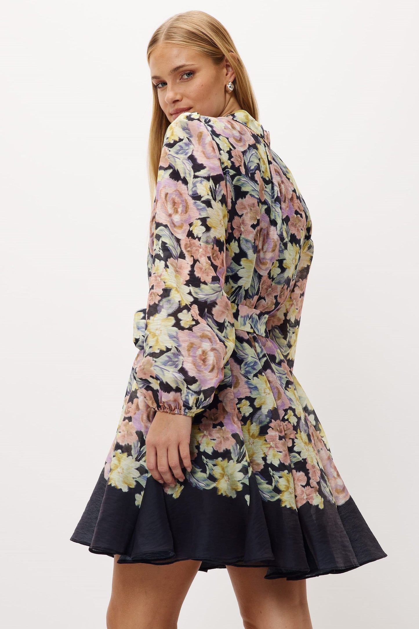 Minivestido floral con mangas farol y cinturón 