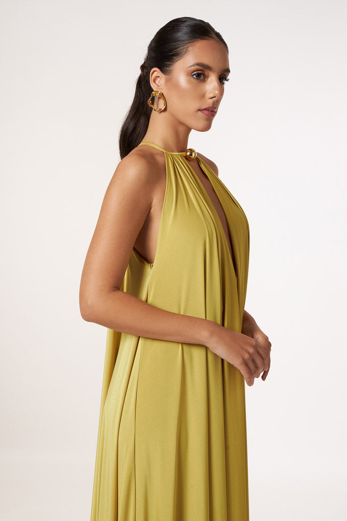 Vestido largo sin mangas con cuello halter y cordones 