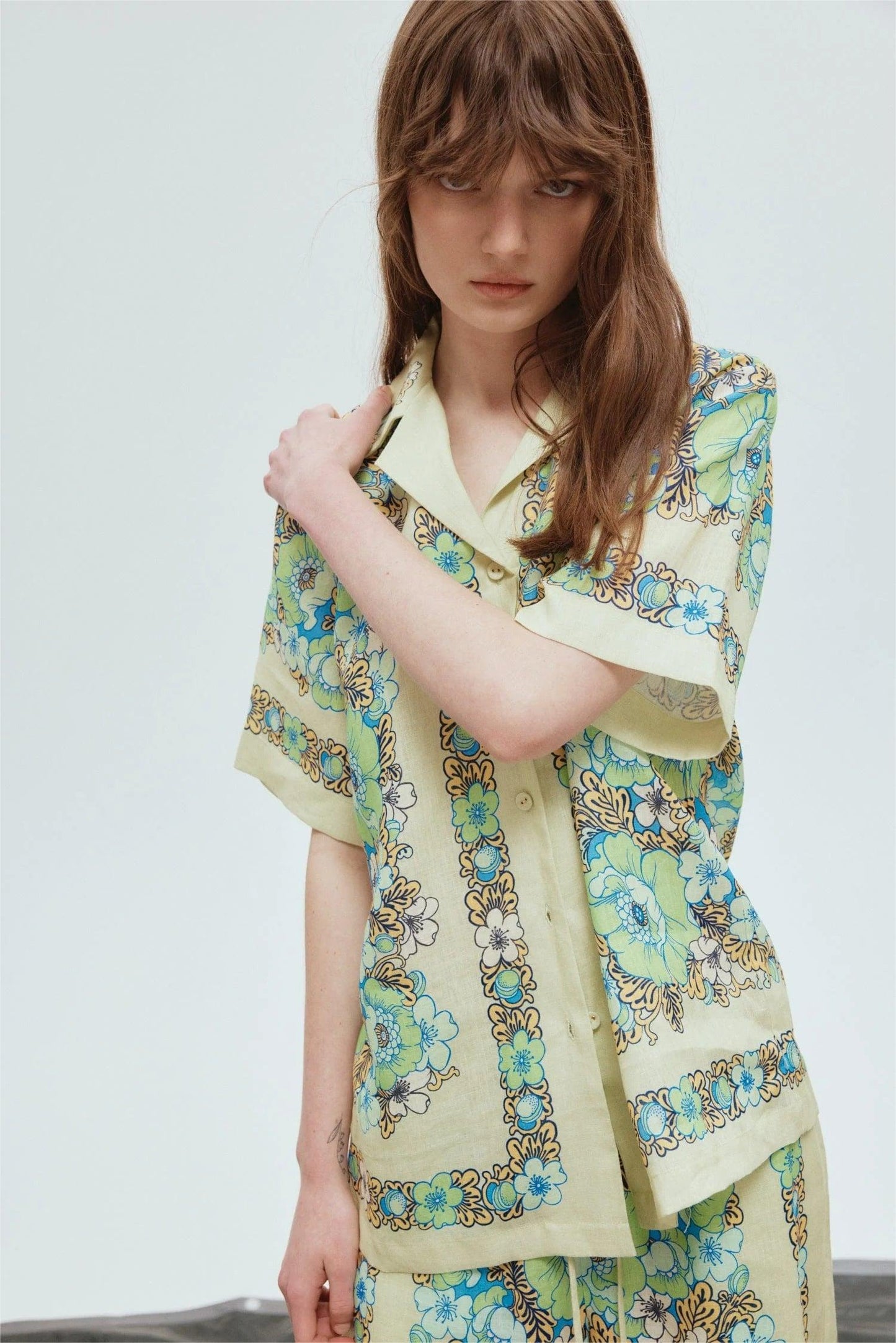 Conjunto de top de manga corta con cuello camisero floral y pantalones anchos de cintura alta 