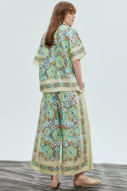 Conjunto de top de manga corta con cuello camisero floral y pantalones anchos de cintura alta 