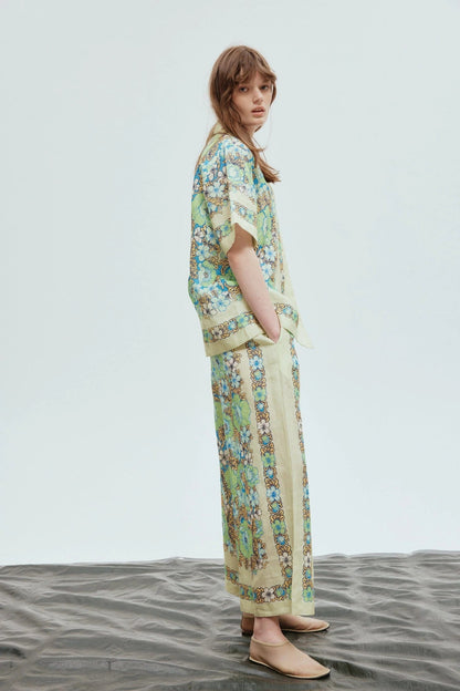 Conjunto de top de manga corta con cuello camisero floral y pantalones anchos de cintura alta 