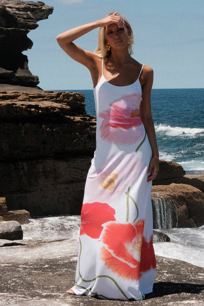 Vestido largo sin mangas con volantes florales 