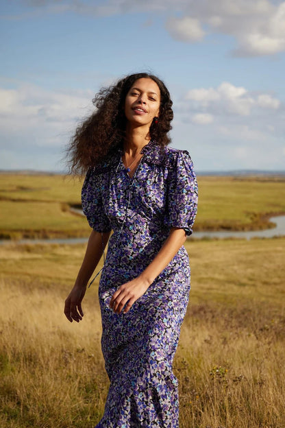 Vestido midi con volantes, encaje y mangas abullonadas con flores 
