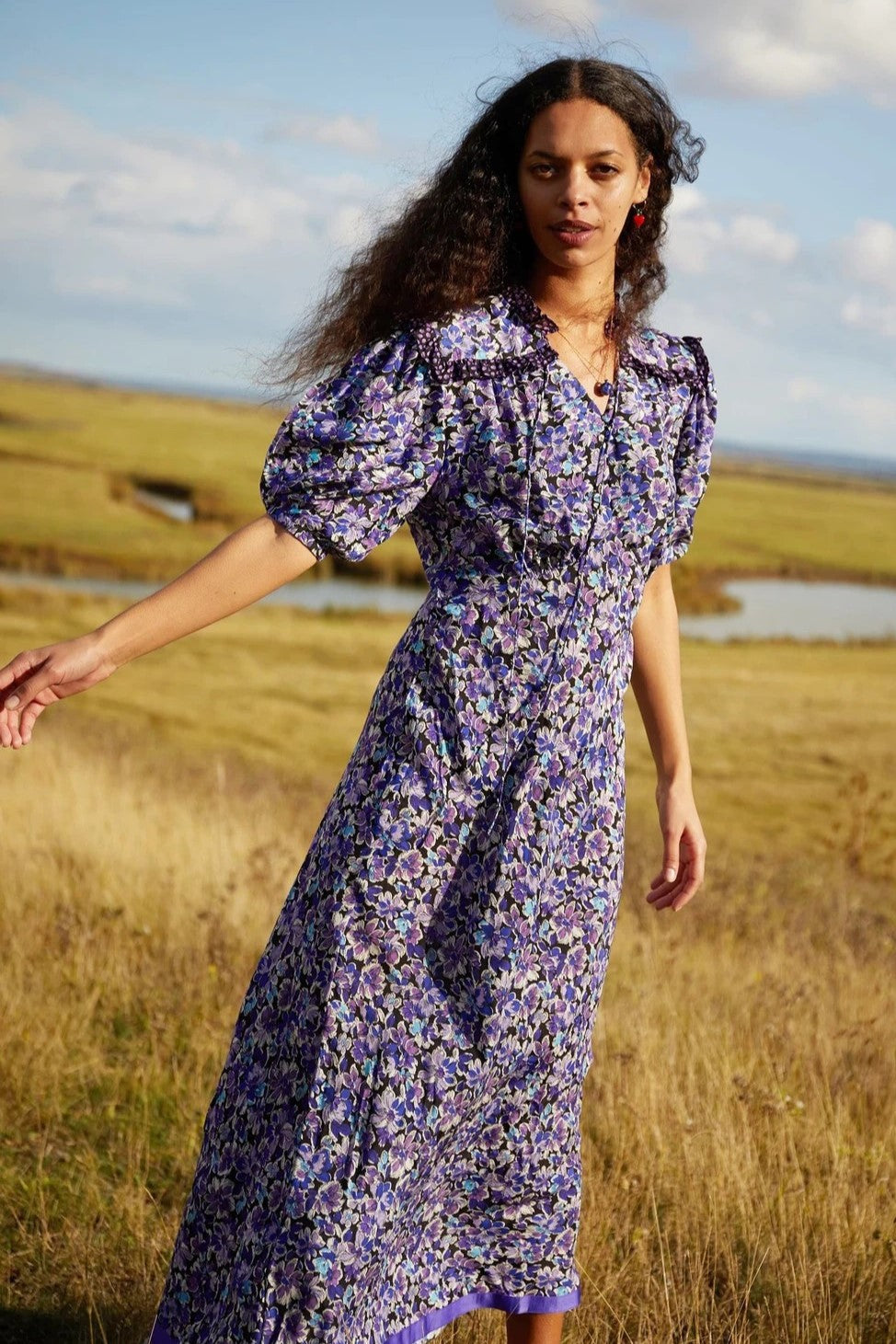 Vestido midi con volantes, encaje y mangas abullonadas con flores 