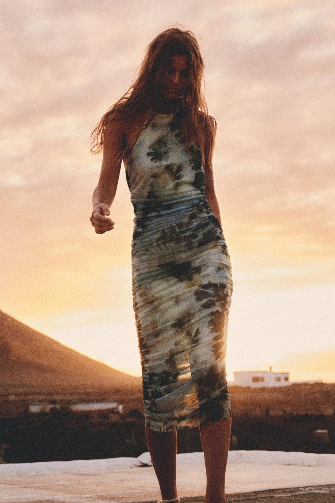 Vestido midi sin espalda con estampado de malla 