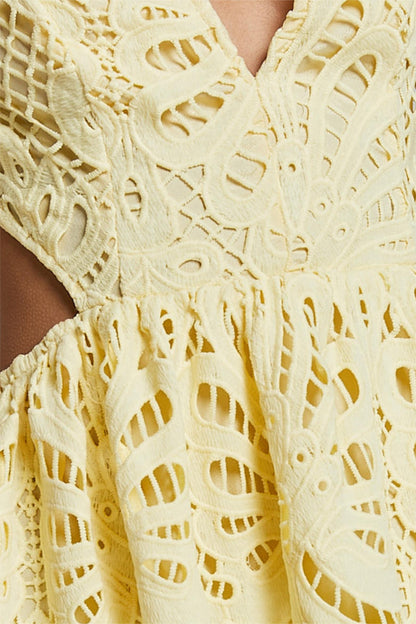 Vestido midi de encaje con escote en V y aberturas en amarillo 