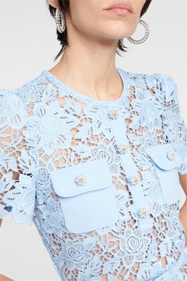 Vestido mini de encaje con cuello redondo, botones y cinturón 