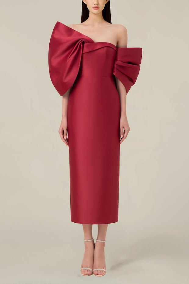 Vestido midi asimétrico con hombros descubiertos y lazo en rojo 